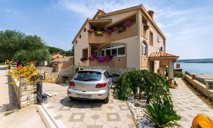 Municipality of Posedarje Apartment | Nice apartment with sea view, garden and terrace, free Wi-Fi