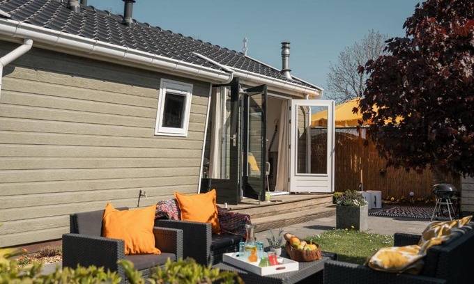 Tzummarum Ski Chalet | Nice chalet with a microwave, near the Wadden Sea