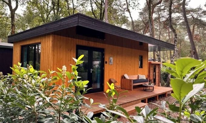 Zuidwolde House | Nice cozy cozy cottage on edge of dirt road and view over meadow.