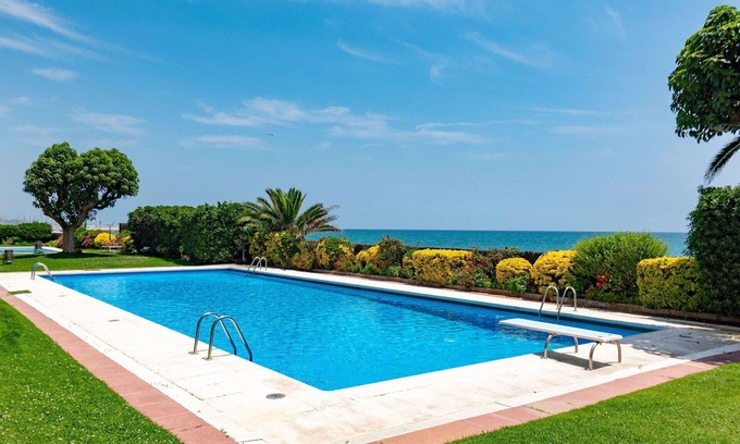 Sant Andreu de Llavaneres Apartment | Nice apartment for 6 people with pool, WIFI, TV and balcony