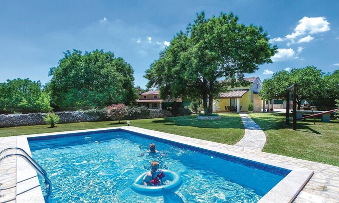 Cere House | Nice home in Badnjevari with WiFi