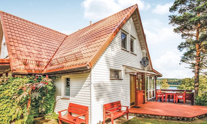 Mragowo House | Nice home in Mragowo with kitchen