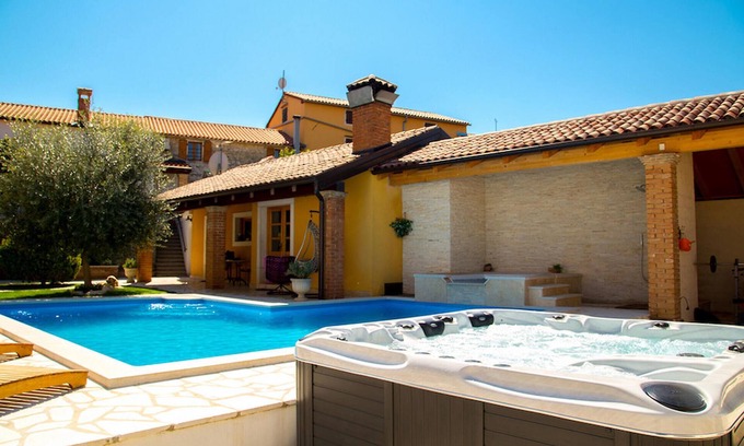 Antonci House | Nice home in Porec with sauna