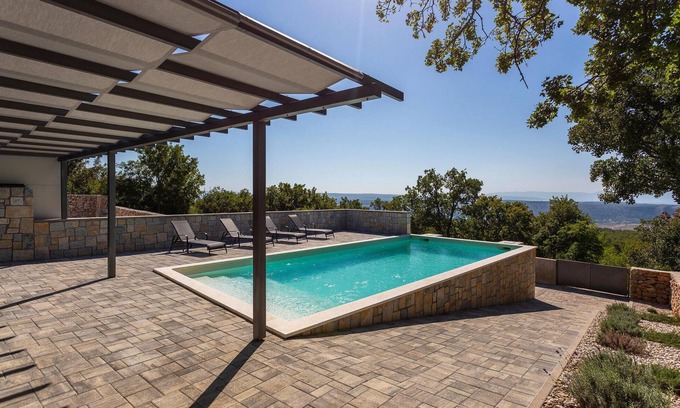 Smrika House | Nice home in Smrika with kitchen