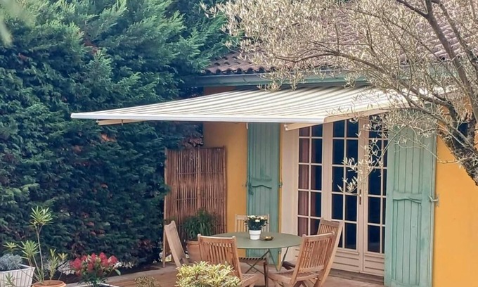 Charbonnieres-les-Bains Apartment | Nice little house with garden