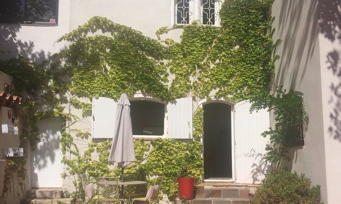 La Seyne-sur-Mer Apartment | Nice T3 in a protected property with large garden and terrace! Sun!