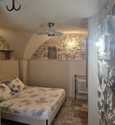 Vallon-Pont-d'Arc House | Nid Minéral - Suite voûtée de charme au cœur de Vallon Pont d'Arc