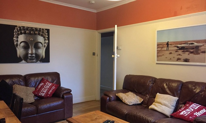 Newcastle-upon-Tyne Apartment | nifty two bed urban flat near leafy park and city