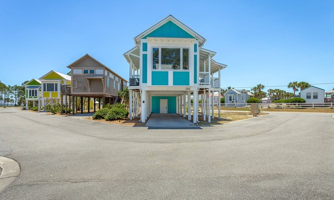 Carrabelle Cottage | Nigel's Rest 1BR/1BA less than 5 min. walk to beach!