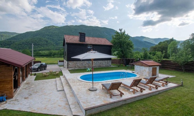 Gospic House | Nina Holiday Home with a heated pool