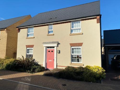 Newport Pagnell House | Nirvana - 4 Bedroom Luxury Home ideal for Holidays, Executives and Contractors