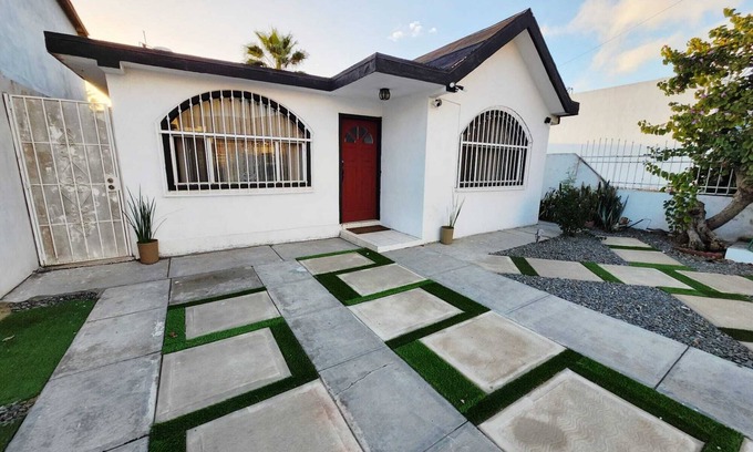 Valle Dorado House | nnComfortable 3-bdr 2-bth house in Ensenada, 7 mins from beach.
