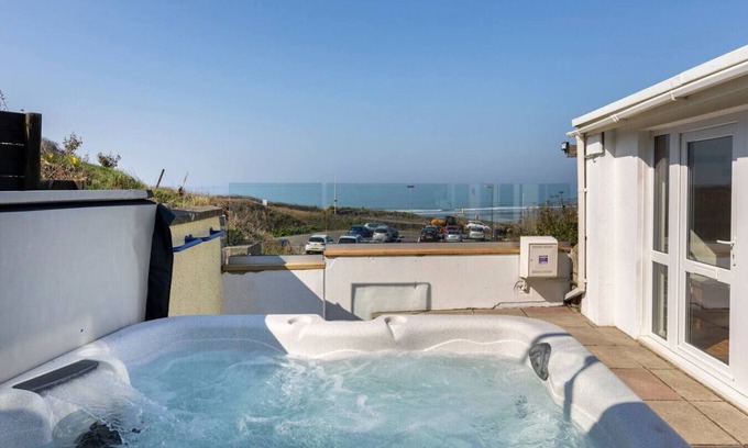 Tenby House | No.10 Marine Road · Luxury Family Beachside Home inc Hot Tub & Parking
