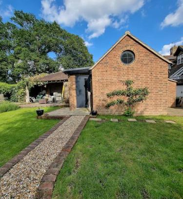 Haywards Heath Apartment | No 2 close to Wakehurst and Kew Seed Bank Ardingly