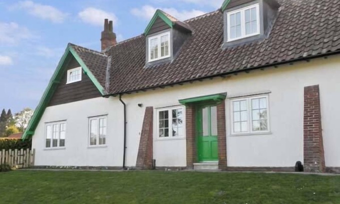 Scarborough Cottage | NO. 2 LOW HALL COTTAGES, pet friendly, with a garden in Scalby