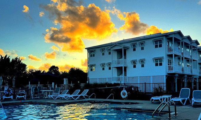 Southport Condo | No Cleaning Fee - Condo With Waterfront Pool/Beach