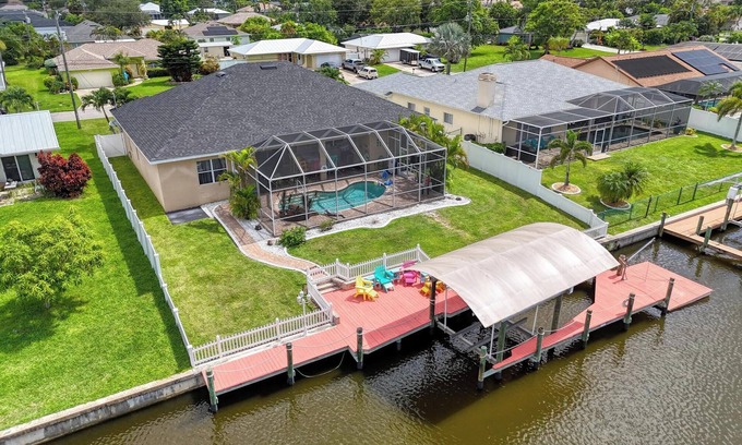Caloosahatchee House | NO pet fee!│2,791sqft│Open-Concept│FREE HTD Pool+EV Charging│4 Kayaks│8 Bikes