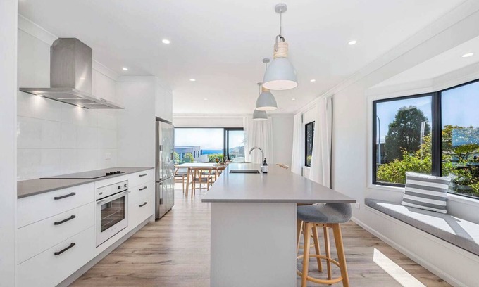 Hilltop House | *No Service Fee* Spectacular Views – Walk to Lake