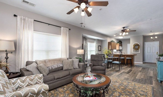 Branson West Condo | No Stairs! 2 miles to Silver Dollar City, Ozark views, resort amenities & more!