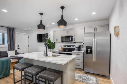 Hillsboro Village Apartment | No Stairs Condo by Vanderbilt and Belmont, 3 miles to Downtown