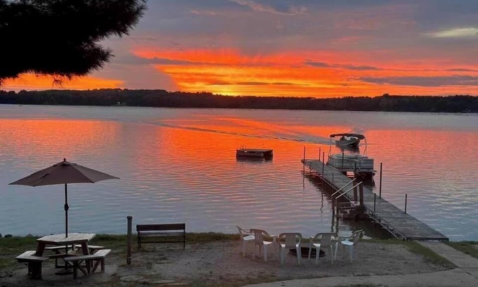 Wautoma Cabin | No steps to the lake/sandy beach/hot tub/fireplace/amazing sunsets