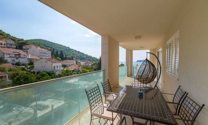 Lapad Apartment | NOA Two bedroom apartment with terrace and sea view
