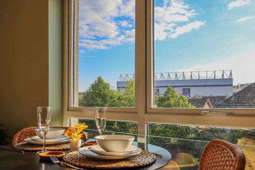 Canton House | Noah Suite - Central 2BR Apartment with Parking & WIFI