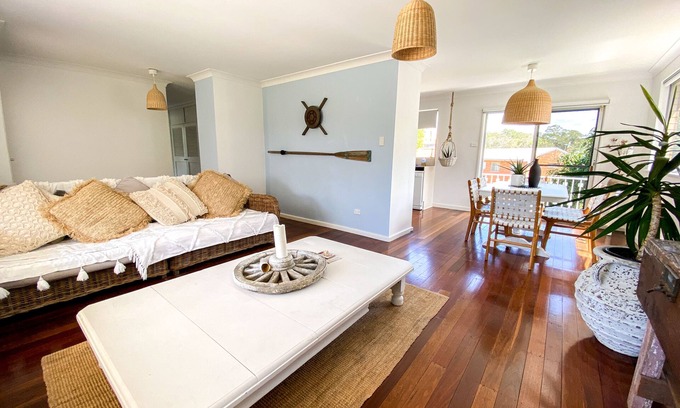 Flynns Beach House | Nobby's Beach House -A stones throw to beach