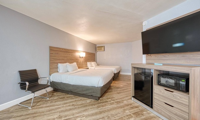 San Luis Obispo House | Non-Smoking 3 Queen Beds Suite