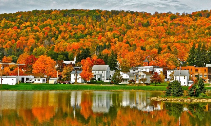 Smethport Apartment | Nook apartment with small deck and lake view