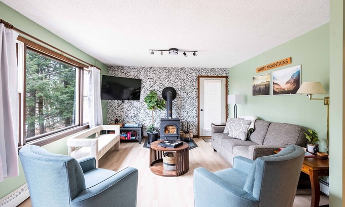 Birch Hill House | North Conway Home with Hot tub on Deck, Arcade, Billiards, PingPong, Music Room