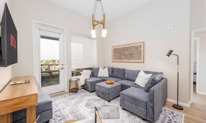 North Park Apartment | North Park Penthouse~King Beds~Workspaces~Parking~Near Zoo, Balboa Park!