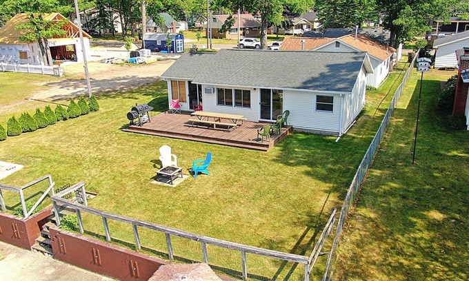 Prudenville House | North View Cabins #3 - 2Bed/1Ba Direct Waterfront Cabin on Houghton Lake!