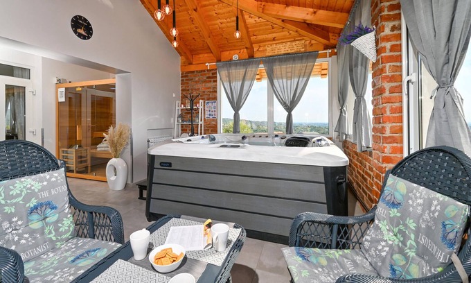 Kraljevec Sesvetski House | Not far from Zagreb is this beautiful vacation home with swimming pool, jacuzzi and sauna.