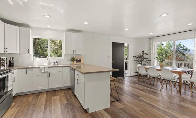 Centerville House | Now accepting Winter/Spring Bookings! - One of a kind w/private creek!