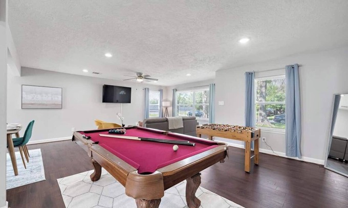 Bellaire House | Nr Med Center, NRG, Galleria Htown Getaway | Games