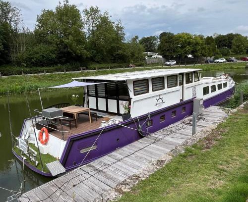 Bergues Boat Rental | Nuit insolite à bord d'une péniche, 6 personnes