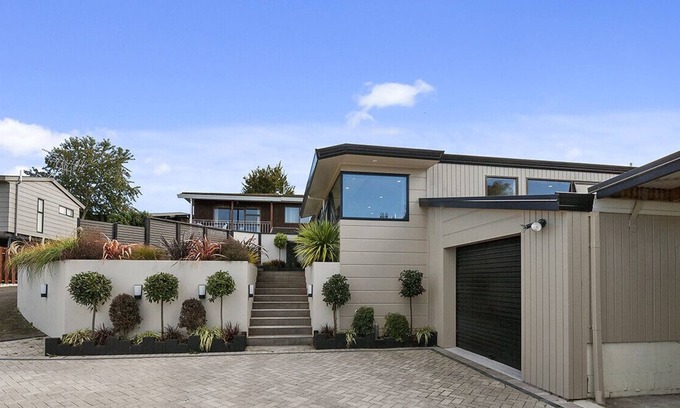 Taupo Cottage | NUKUHAU'S NEST WITH SPA - TAUPO HOLIDAY HOME in Two Mile Bay