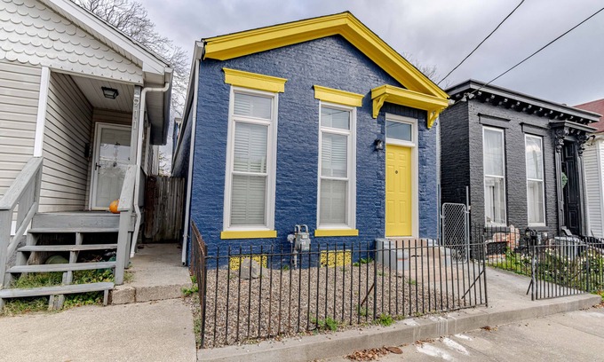 Phoenix Hill House | NuLu Hot Tub Urban Retreat: 2 mins to Downtown/Highlands. 10 mins to Expo/Derby!