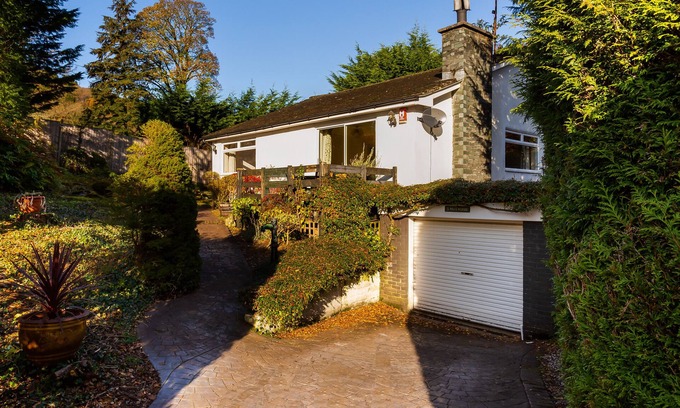 Lakeside House | NUTWOOD, pet friendly, with open fire in Lakeside
