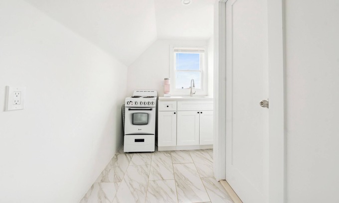 Southeast Yonkers Apartment | NY Luxury 1BR PRIME location Free Parking