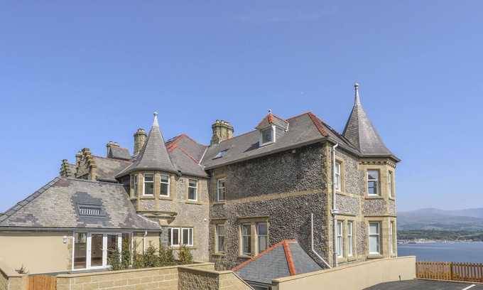 Menai Bridge Cottage | NYTH Y FRAN, pet friendly, with a garden in Menai Bridge