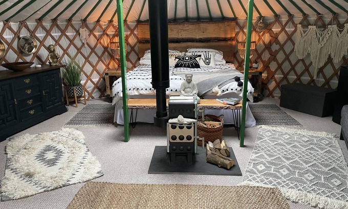 Chwilog House | O Dan Y Coed Luxury Yurt with Hot Tub