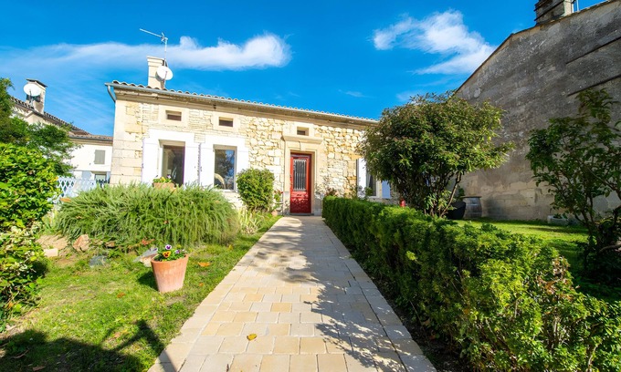 Savignac-de-l'Isle Bed & Breakfast | Ô Fil de l’Isle Guest Room with Shared Garden and Wi-Fi