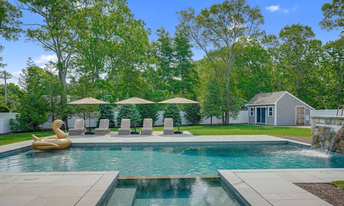 Oak Bluffs House | OAK BLUFFS LUXURY COMPOUND WITH CARRIAGE HOUSE AND POOL