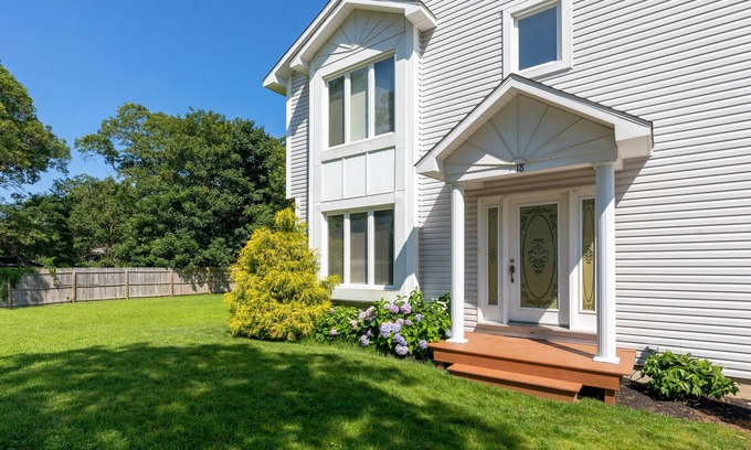 East Chop House | Oak Bluffs - Quiet Neighborhood - Walk to Town, Ferry, Library and more!