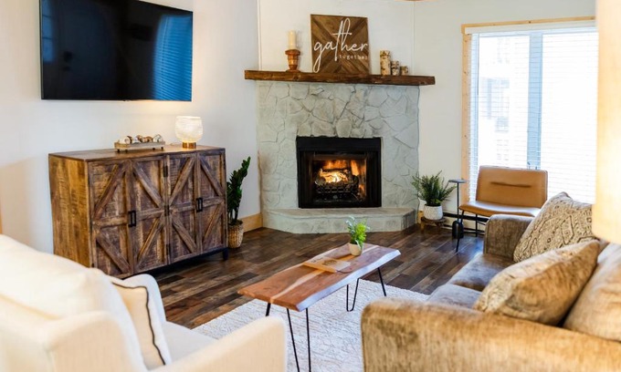 Blowing Rock Apartment | Oak Haven Condo - Downtown Blowing Rock Fully Stocked with 2 King Beds