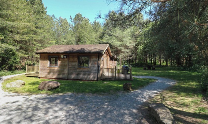 Rosliston Cottage | OAK LODGE, pet friendly, with a garden in Rosliston