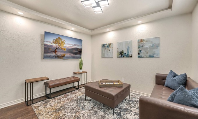 Lawton Apartment | Oak's Beautiful Contemporary Suite #14