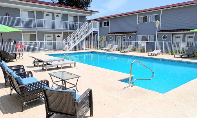 Biloxi Condo | Oak Shores - Pool/Fitness Center/Beach/Restaurants